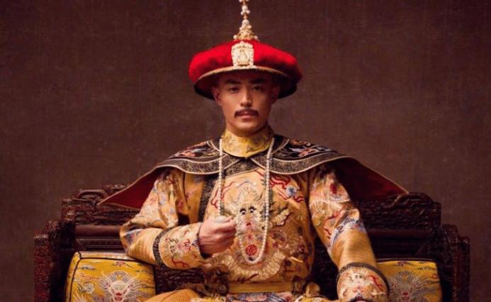 乾隆皇帝的真实长相被意大利画家偷画下来像一个明星
