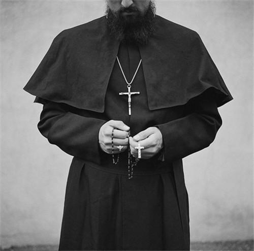 2,公元1604年的天主教老法典第74条正式规定"神父/修生黑袍"为神职
