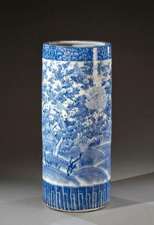 日本,深川 - 明治时期(1868-1912).瓷器卷轴花瓶,饰以花鸟山水.h.