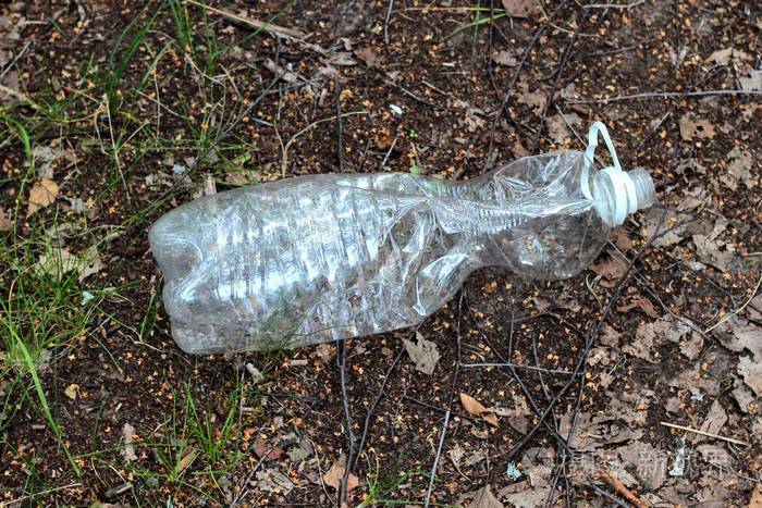 在森林里扔掉的塑料瓶垃圾生态问题