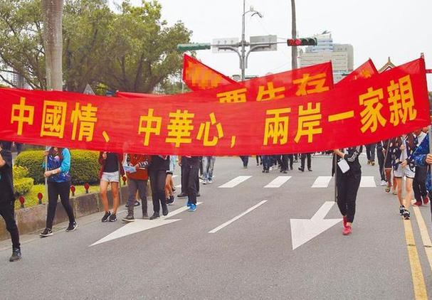 两岸统一势不可挡继台湾升起五星红旗后北京街头出现温馨一幕