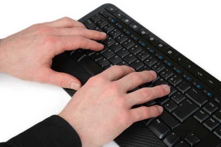 女性用手在键盘上打字-宏视图