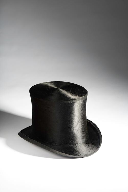 男士高帽,河狸皮制,并用水银加工处理/多伦多贝塔鞋类博物馆藏