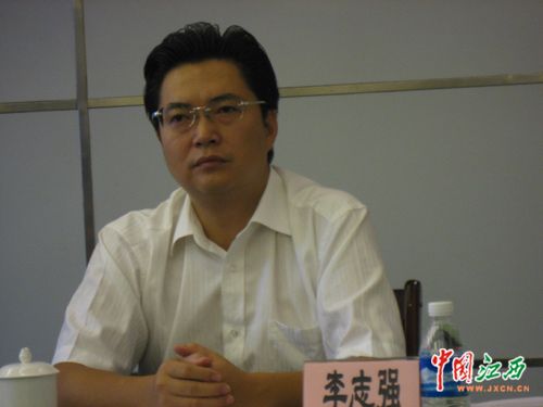 雅安市旅游局党组书记,局长李志强介绍雅安旅游情况.