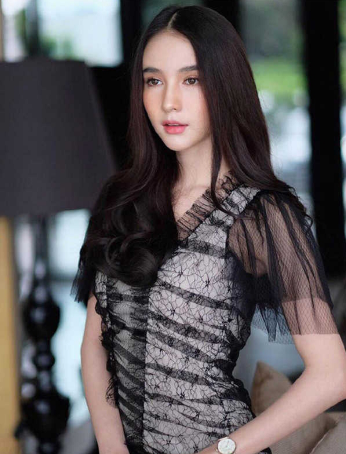 原创泰国23岁最美变性人yoshi,一袭红衣美丽优雅,网友:身材真好!