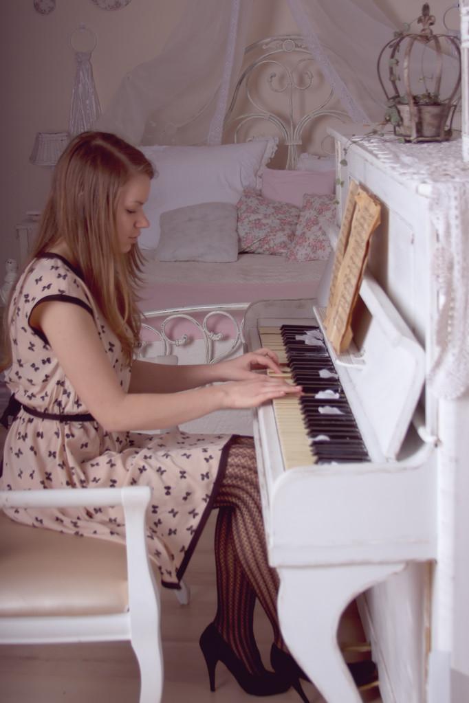 年轻女人弹钢琴,美丽的年轻女子在弹钢琴
