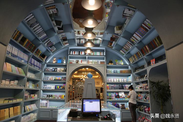 西安钟楼书店阔别13年后回归原址开始试营业古色古香书香味浓