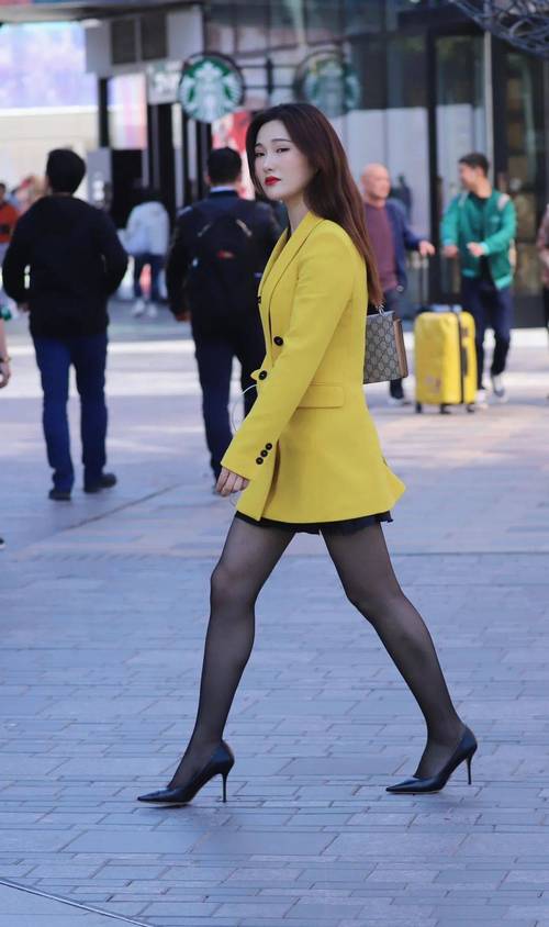 时尚街拍:遇见一位黄色西服,美腿丝袜的高跟姐姐_气质_黑色_作品
