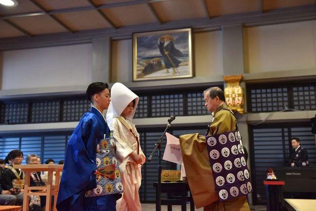 有的新人结婚是要去寺庙的,这种婚礼形式叫做佛前式婚礼,是日本传统