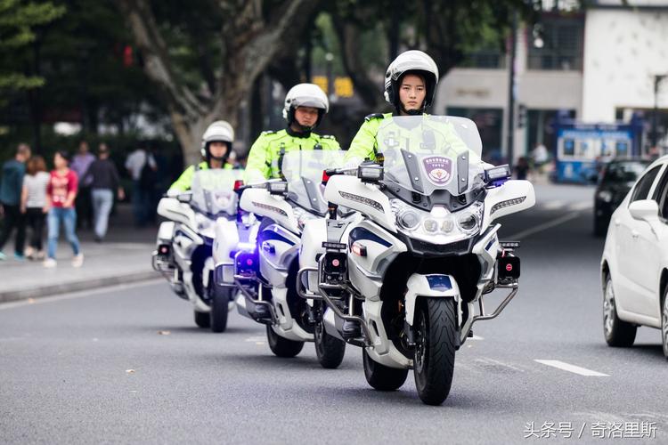 90后女交警骑摩托像刘雯,与ai做搭档全国第一人