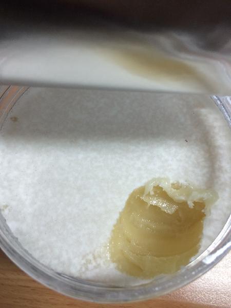 再看罐子里,蜂蜜表面有一层雪白色结晶,用勺子一挖,很有韧性的质地,像