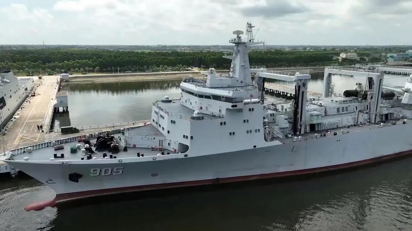 中国9899海军905查干湖舰 901型远洋综合补给舰 该舰原舷号为967