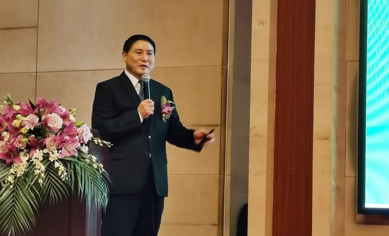 张咏博士在发布会上发表演讲会上,广东省现代健康产业研究院院长张咏