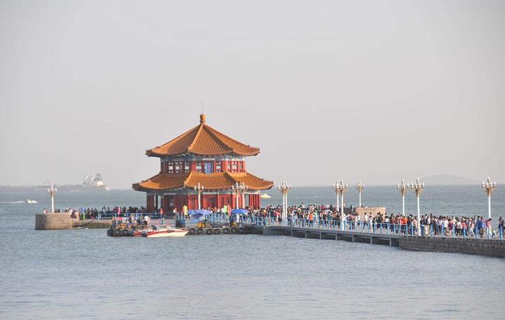 青岛栈桥是青岛海滨风景区的景点之一是青岛的重要标志性建筑物和著名