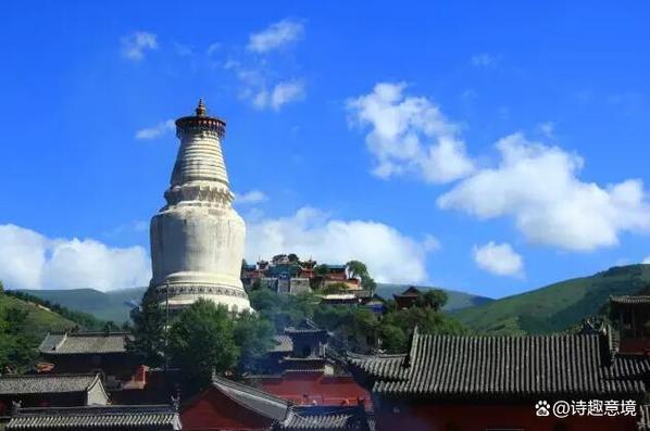 五台山,位于山西省忻州市,是佛教四大名山之一,国家5a级旅游景区,并被