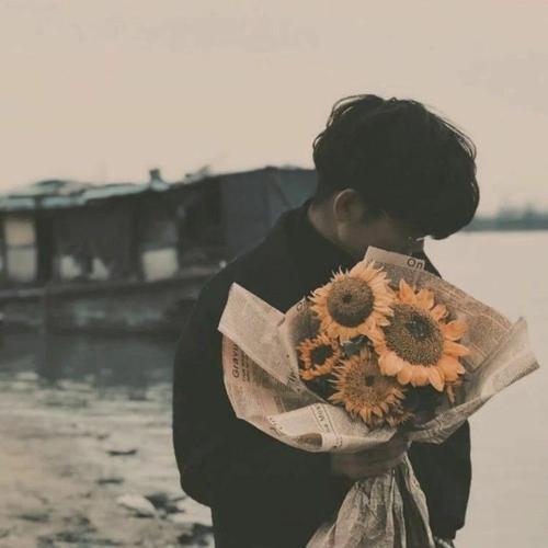 有一张图是一个男生拿着手捧花只有手臂和花在照片里有人知道吗