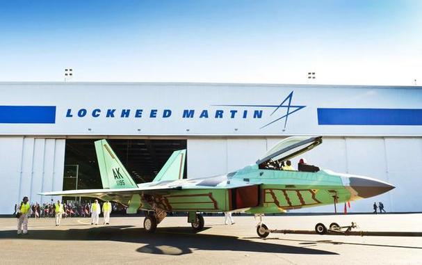 资料图:洛克希德·马丁公司生产的f-35战斗机被拖出厂房