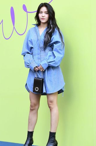 首尔时装周女星着装精选:韩国新人女歌手bibi字母大毛衣最抢眼
