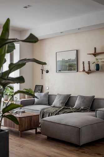 客厅放置灰色的布艺沙发,以区隔地面和墙面的暖色系色彩.
