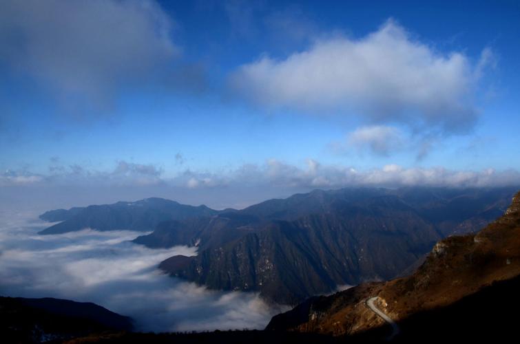 轿顶山～位于四川省汉源县,海拔3200余米,川中一著名的观景平台,也是