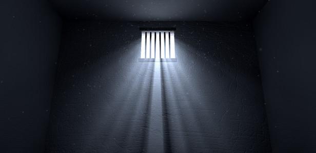 阳光照耀在监狱窗口中照片