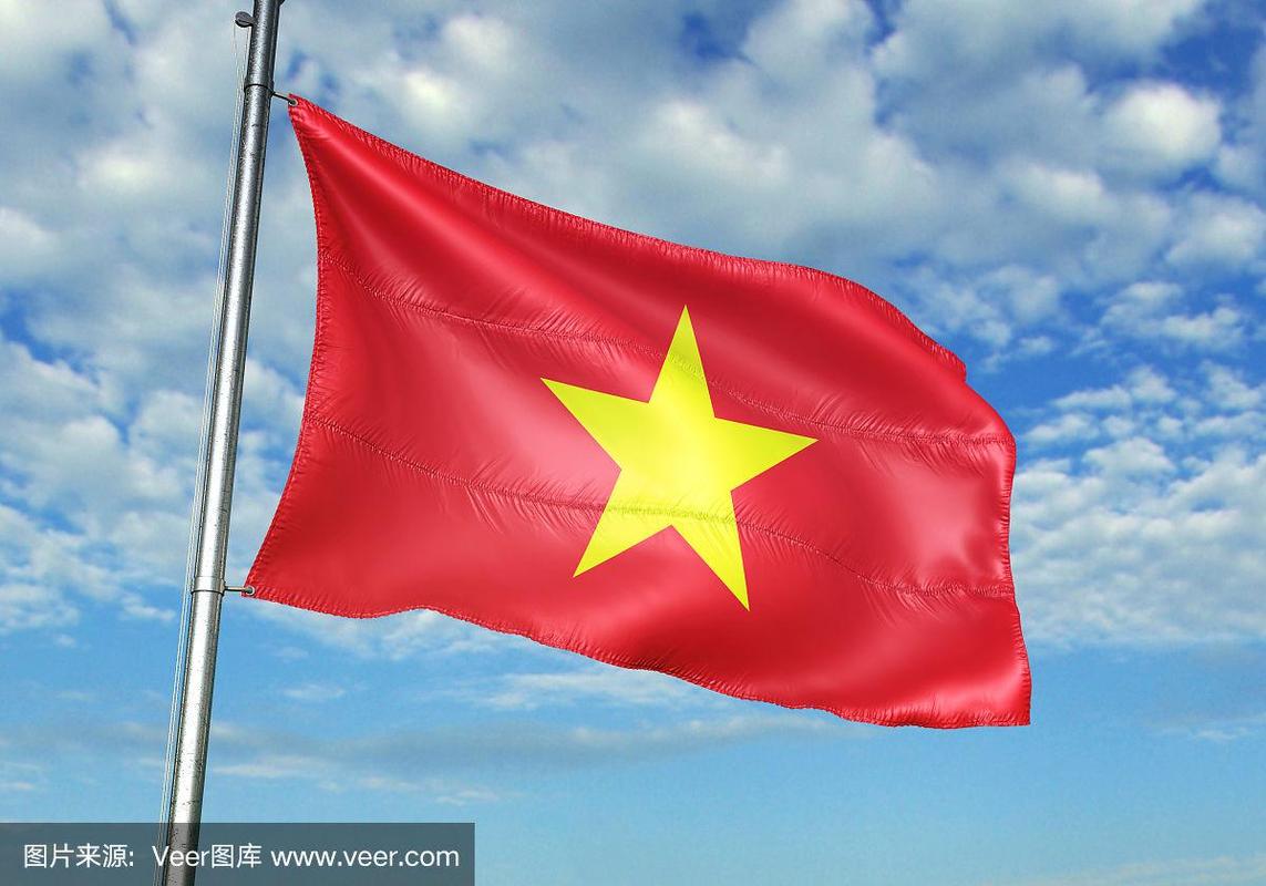 越南国旗飘扬多云的天空背景