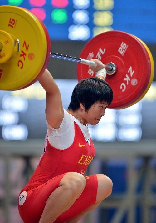 图文举重女子58kg级决赛邓薇试举神情坚定