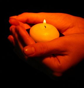 燃烧的蜡烛,在手上黑色孤立照片