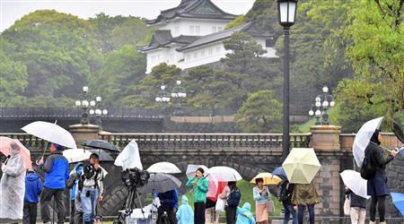 日本平成时代即将落幕 游客聚集皇居门口拍照留念