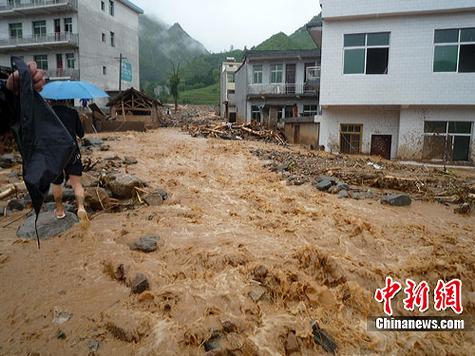 泥石流袭击陕西丹凤竹林关镇 街道淤泥深近2米