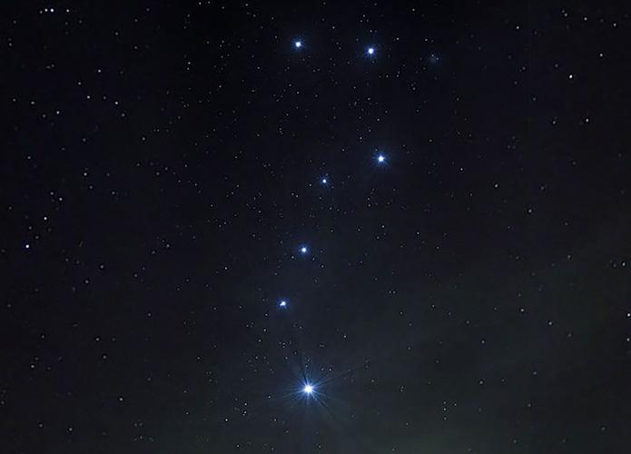 在观测条件好的某个地方夜空中肉眼能看到的星星有两千多颗在整个地球