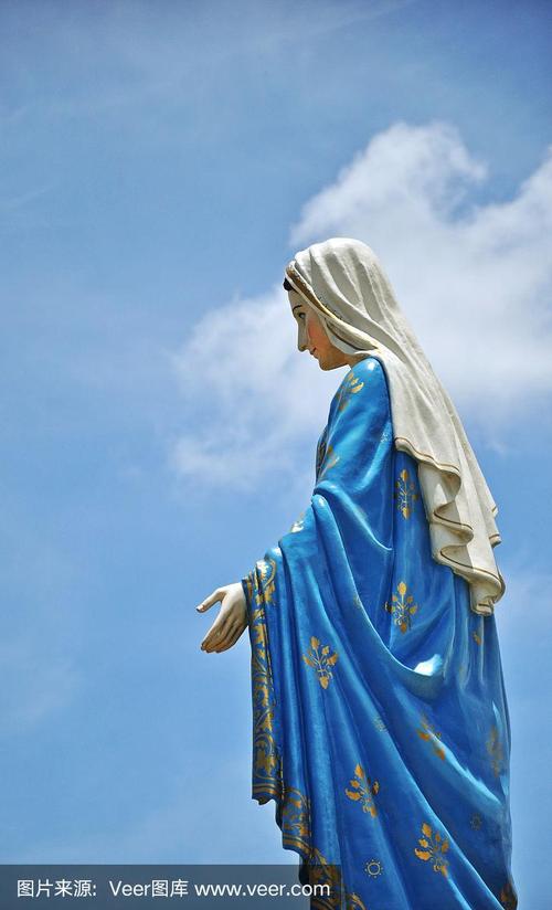 圣母玛利亚像在蓝天上
