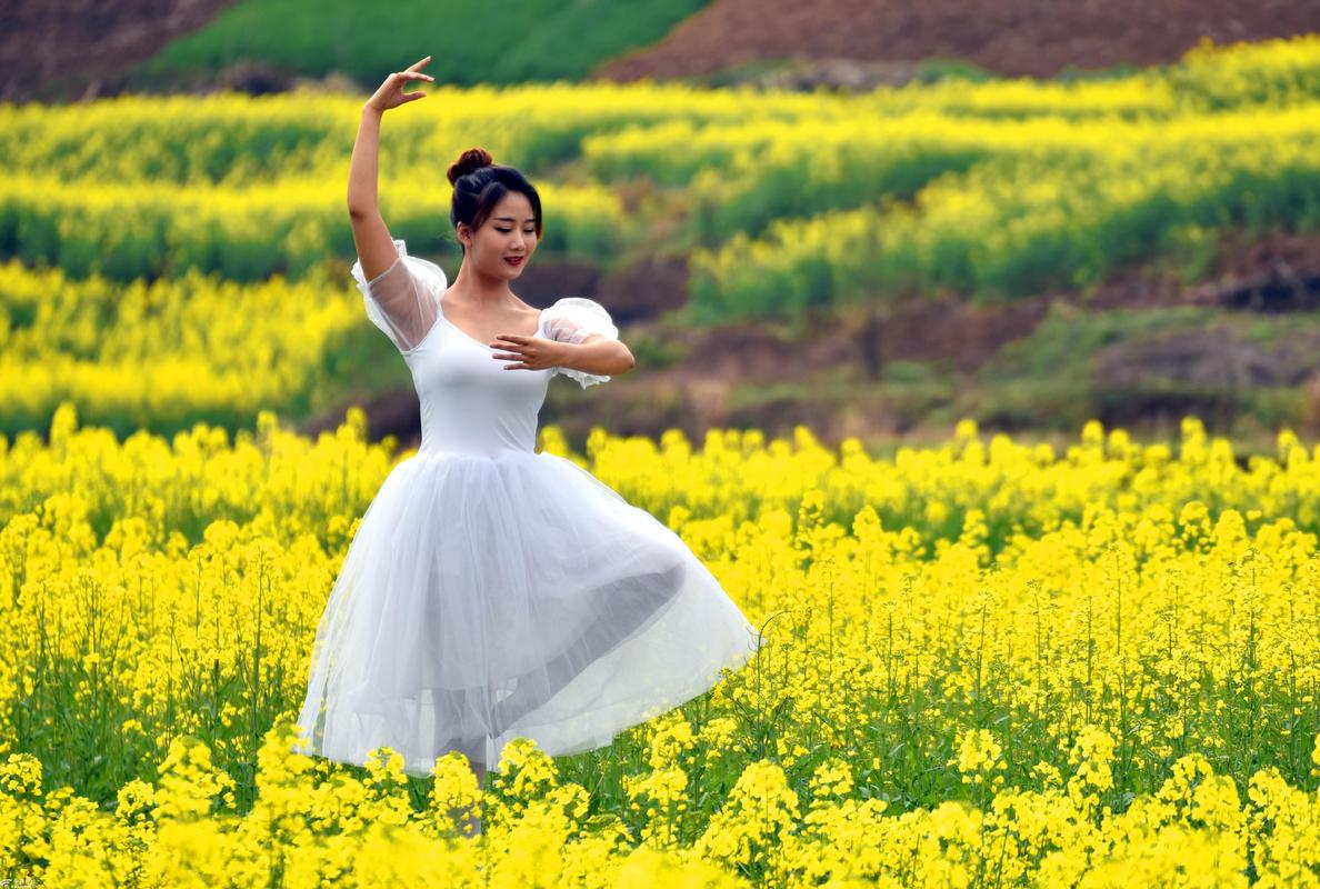 风景摄影:美少女在花中翩翩起舞,一幅好美的画面