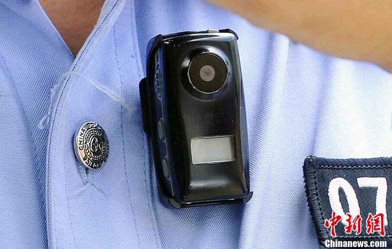 成都交警头戴微型摄像机执法 称为固定证据