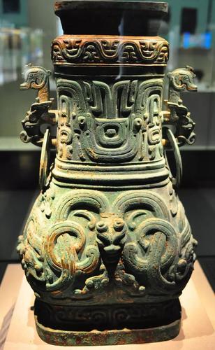 青铜制.形似尊而小,或有盖.是中国古代传统礼器中的一种,做盛酒用.