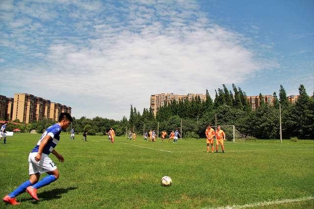 今天下午,华侨城杯国际足球竞标赛半决赛在成都谢菲联足球公园打响.