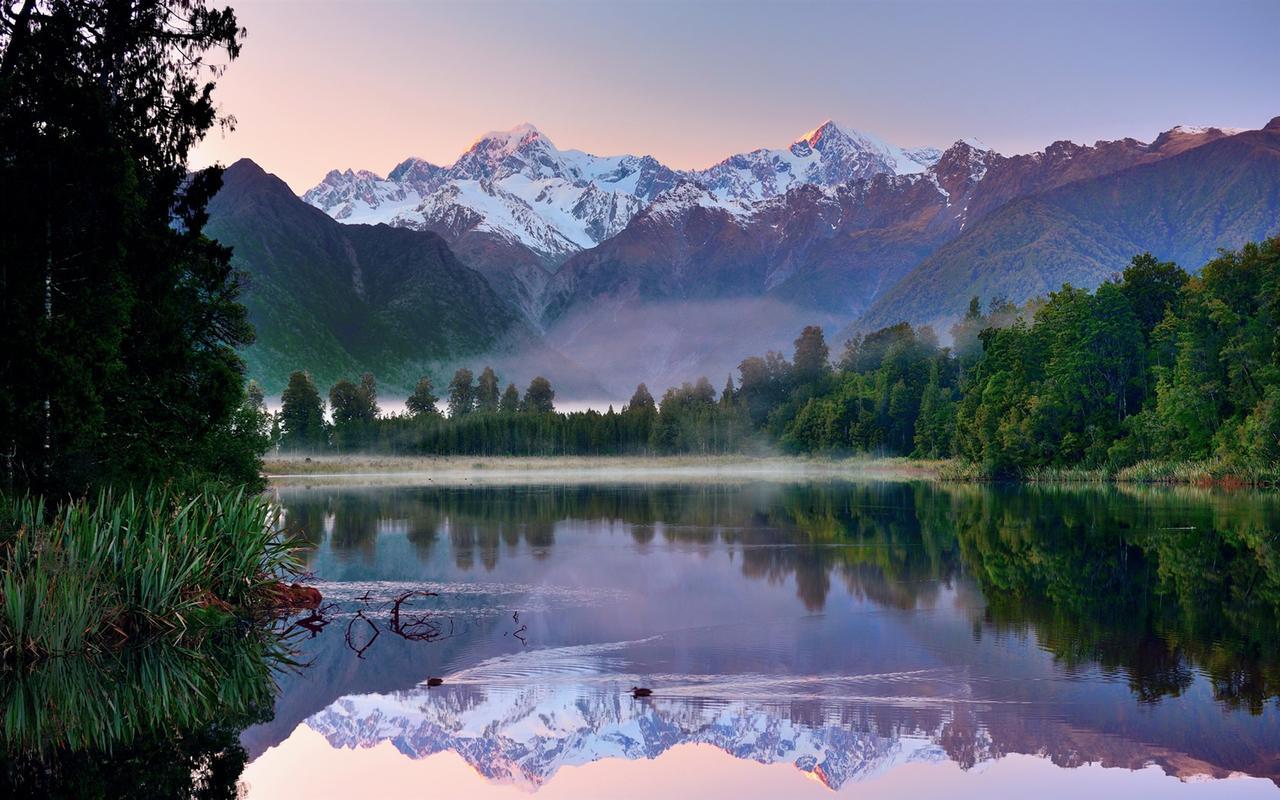 新西兰早晨的风景,高山,湖泊,森林,水中的倒影 壁纸 - 1680x1050