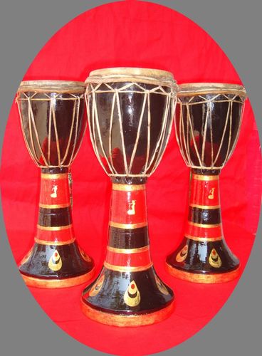       象脚鼓是傣族的重要民间乐器,因鼓身似象