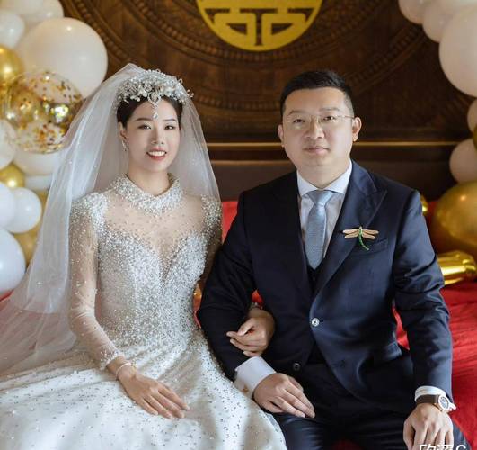另一半是一位很有学识的企业家,名叫聂靖炜,他们在去年七月份登记结婚