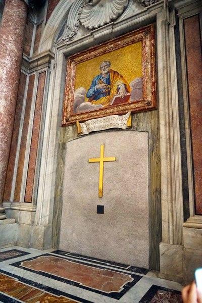天堂之门背面有一尊米开朗基罗23岁时雕的大理石雕塑"哀悼基督"