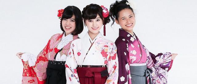 这些妹子身上所穿的,是日本女学生们毕业时的礼服.