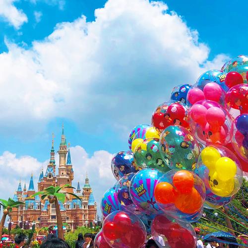 上海迪士尼乐园游乐园城堡和气球