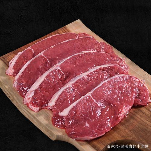 它是牛腰部的一块肉,这块地方的肉可是最嫩的.